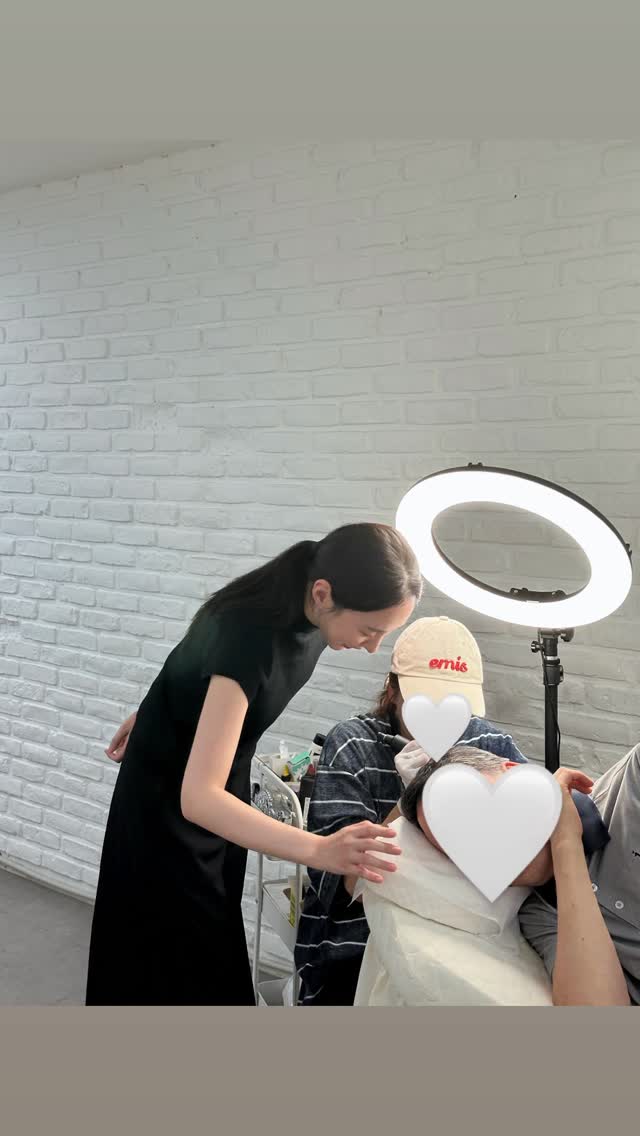 수강생의 두피 SMP 실습 과정을 가까이에서 지도하는 가비뷰티랩 교육 현장